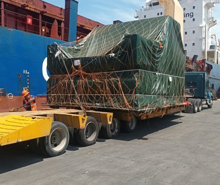 Descarga maquinaria pesada transporte marítimo puerto - AZVIR